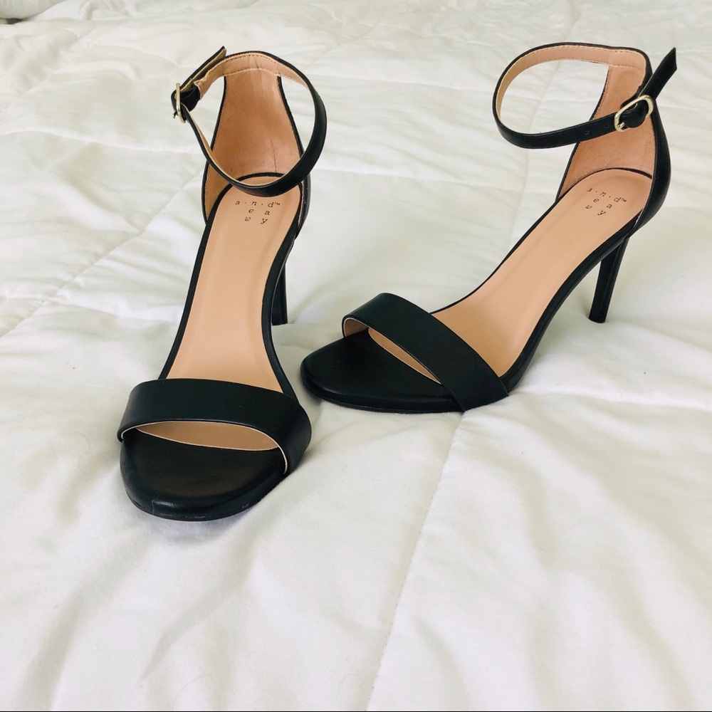 MOVEOUT SALE//Classic Black Strappy Heels